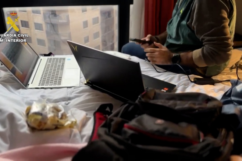 Guardia civil realizando copiado de datos de ordenadores intervenidos en la Op. Fragmenta