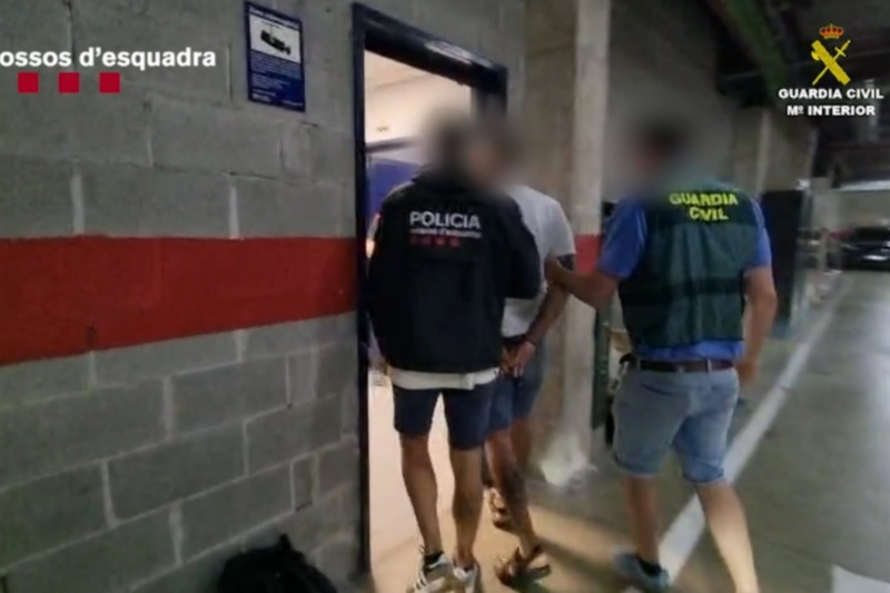 Agentes acompañando a detenido Agentes acompañando a detenido