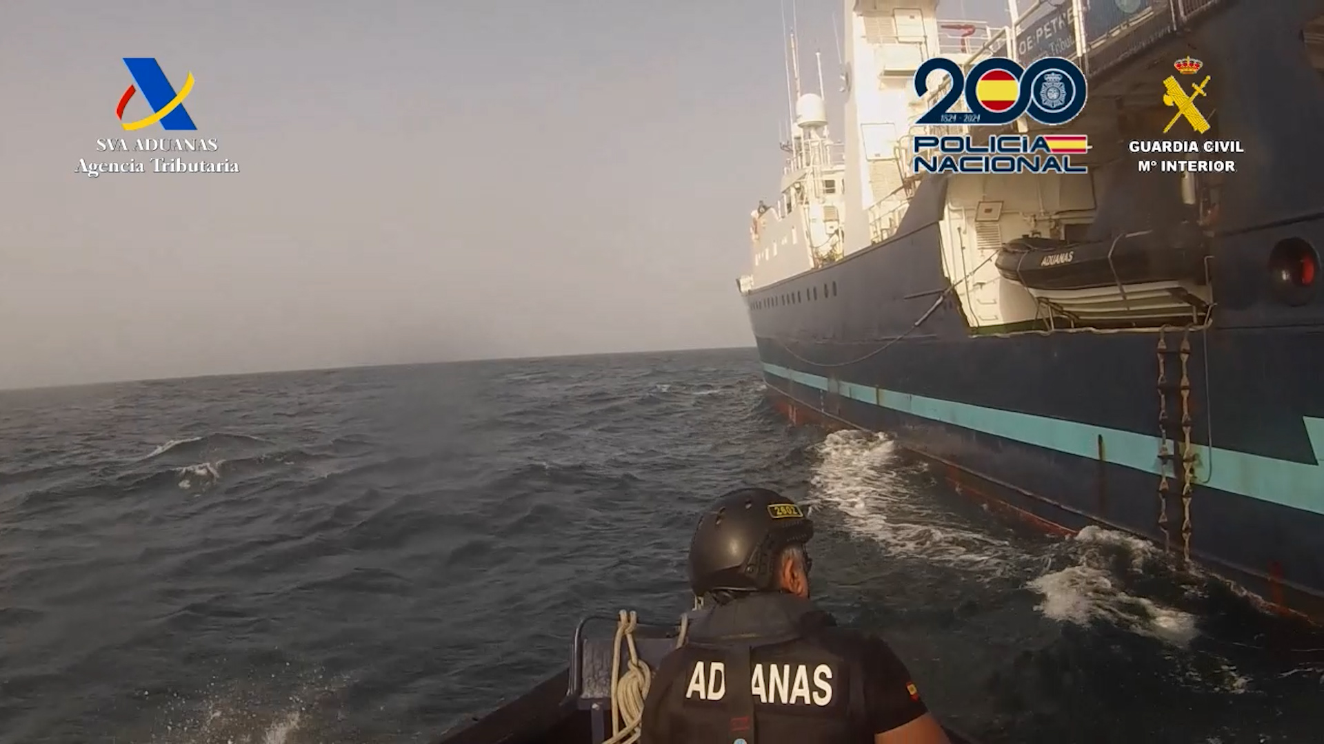 Aproximación agente aduanas a barco