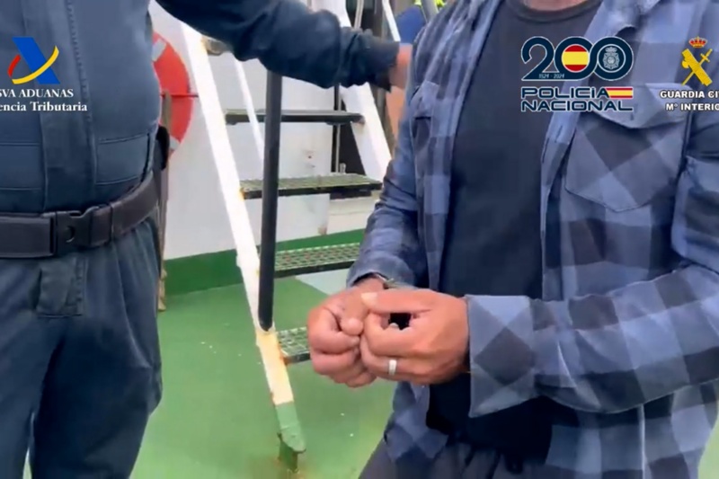 Agentes acompañando a un detenido Agentes acompañando a un detenido