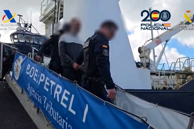 Bajada del barco de agentes con un detenido Bajada del barco de agentes con un detenido