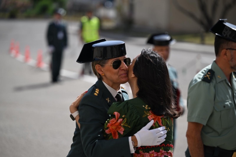 La directora general Mercedes González y la Coronel Cristina Moreno Martínez durante el acto de toma de posesión