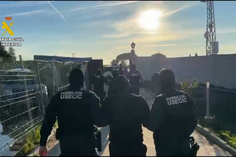 Componentes de la USECIC trasladando a los detenidos a dependencias