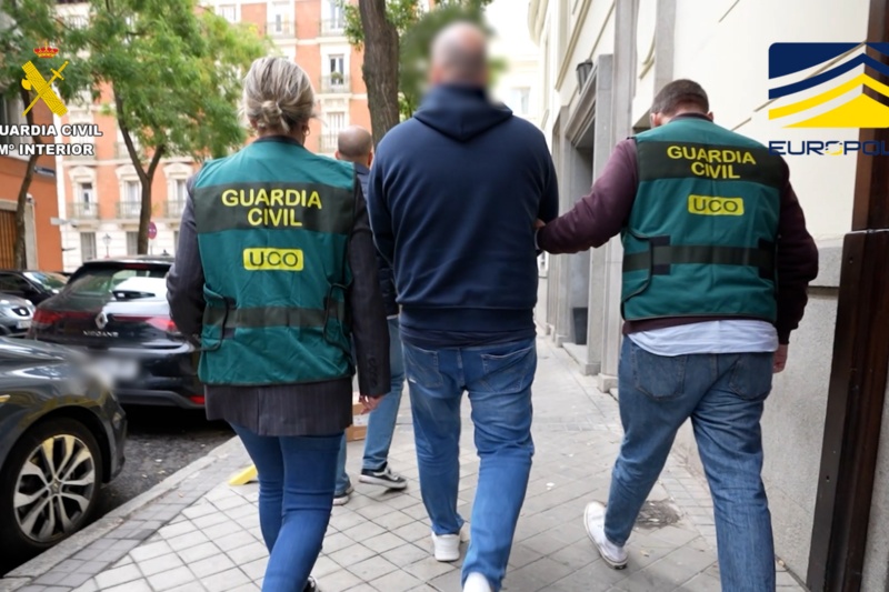La Guardia Civil detiene al responsable de una estafa de más de 260 M €, que afecta a más de 3000 personas La Guardia Civil detiene al responsable de una estafa de más de 260 M €, que afecta a más de 3000 personas