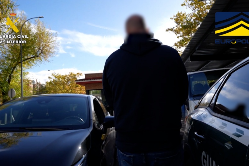 La Guardia Civil detiene al responsable de una estafa de más de 260 M €, que afecta a más de 3000 personas La Guardia Civil detiene al responsable de una estafa de más de 260 M €, que afecta a más de 3000 personas