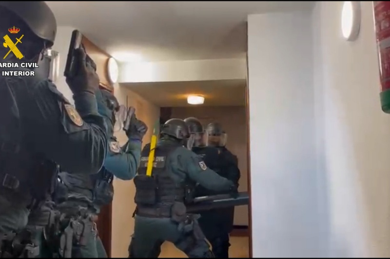 Agentes de la Guardia Civil procediendo a la entrada y registro