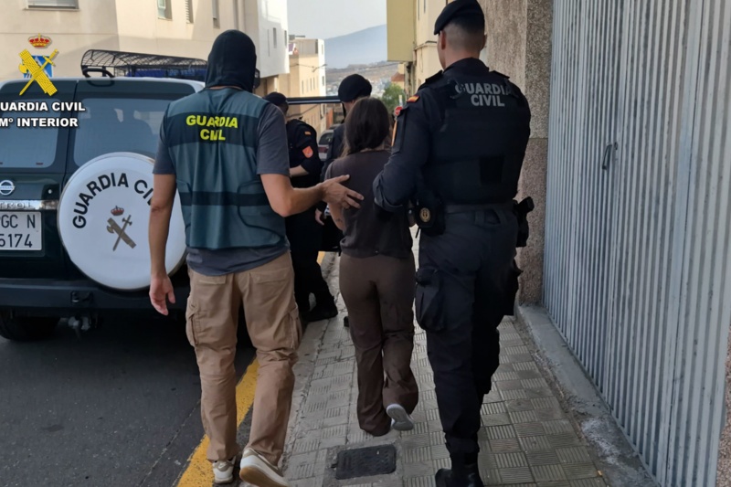 Guardias civiles acompañando a un detenido