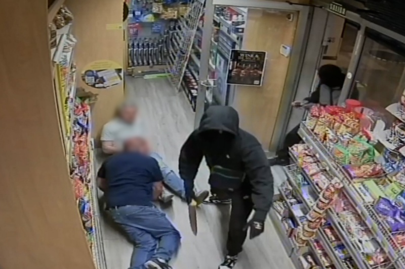Atracador en comercio con un cuchillo