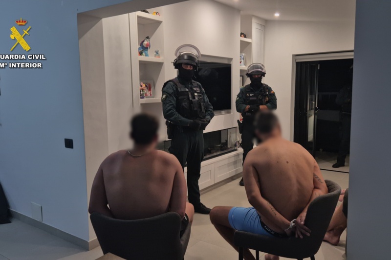 Agentes de la Guardia Civil con detenidos Agentes de la Guardia Civil con detenidos