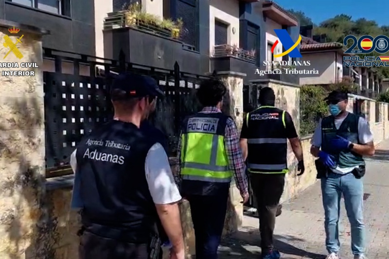 Agentes de la Guardia Civil, Policía Nacional y Agencia Tributaria en unos de los registros