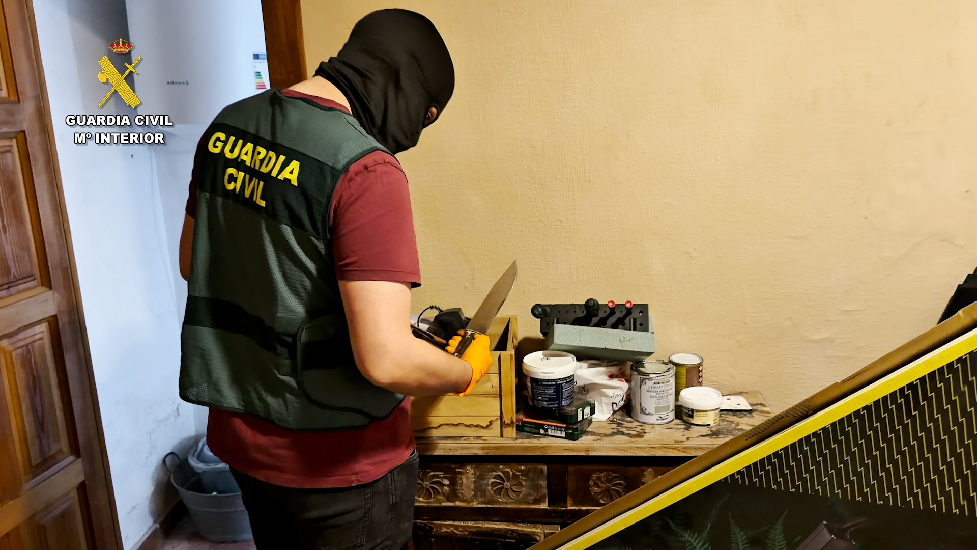 Guardia civil interviniendo marihuana
