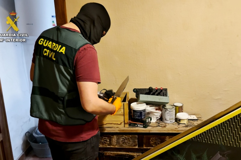 Guardia civil interviniendo marihuana Guardia civil interviniendo marihuana