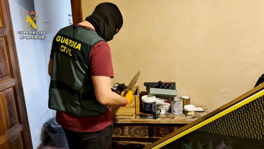 Desmantelada en Granada una plantación de marihuana oculta en contenedores marítimos soterrados