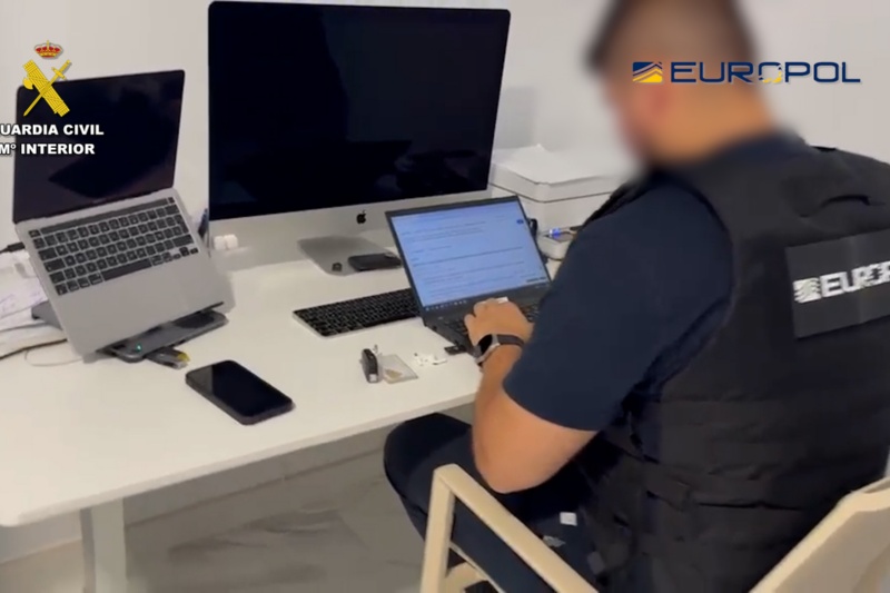 Agente manejando ordenador