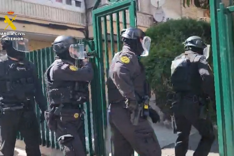 Agentes de la guardia civil realizando la entrada en un domicilio Agentes de la guardia civil realizando la entrada en un domicilio