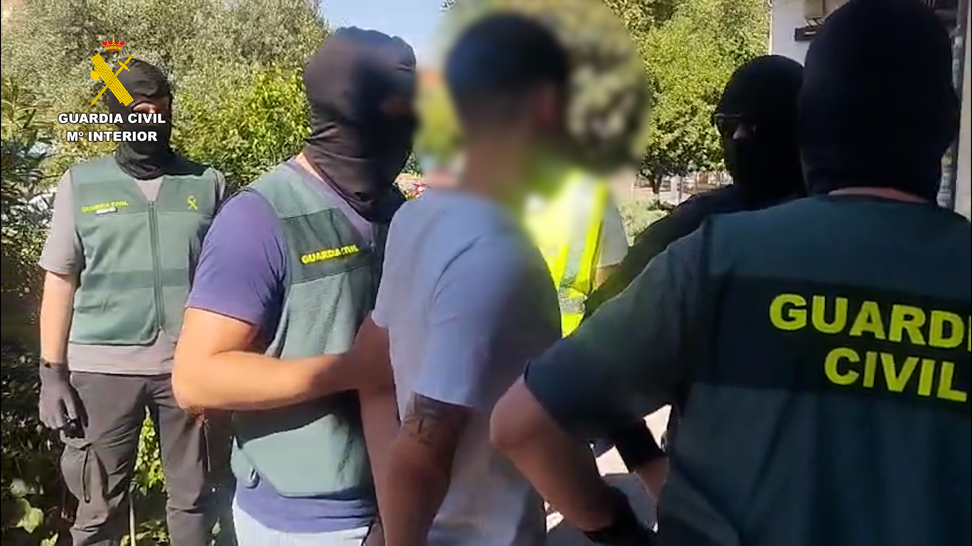 Agentes de la guardia civil acompañando a un detenido