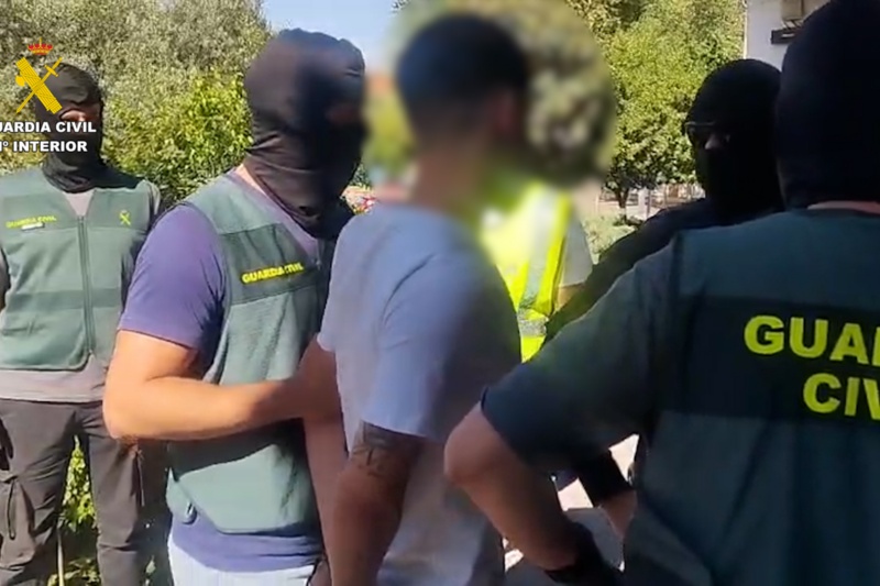Agentes de la guardia civil acompañando a un detenido Agentes de la guardia civil acompañando a un detenido