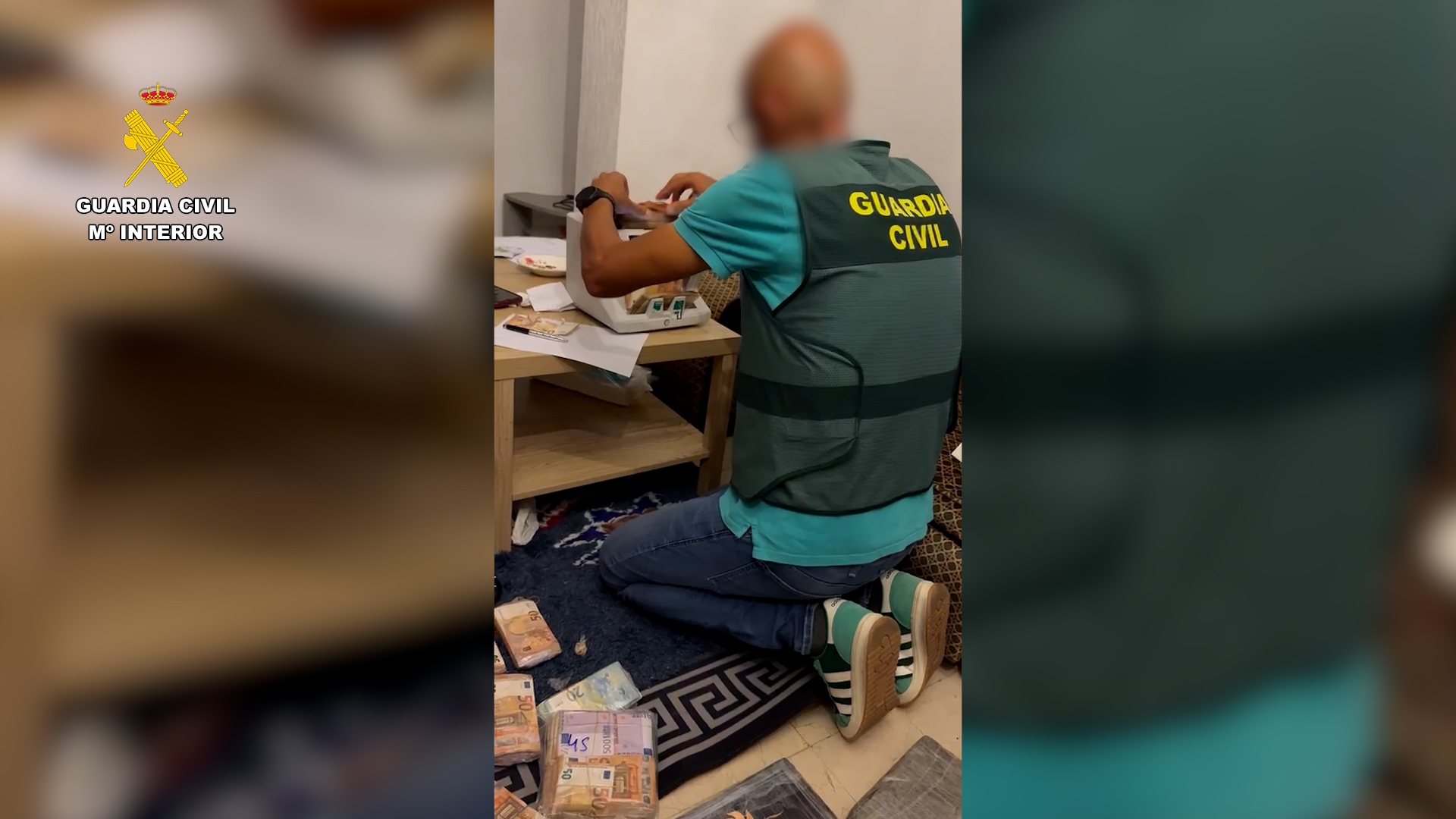 Agente de la Guardia Civil en uno de los registros