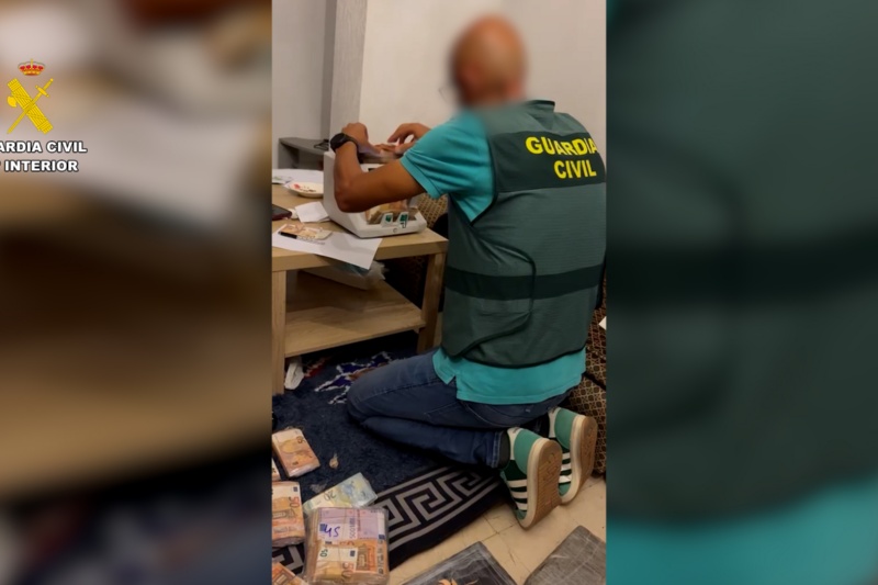 Agente de la Guardia Civil en uno de los registros Agente de la Guardia Civil en uno de los registros