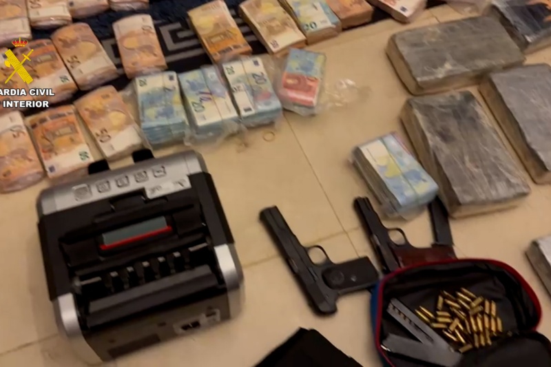 Localizados 12 kilogramos de cocaína, 457.020 euros en efectivo, dos armas cortas, munición, un chaleco antibalas y un detector de frecuencias Localizados 12 kilogramos de cocaína, 457.020 euros en efectivo, dos armas cortas, munición, un chaleco antibalas y un detector de frecuencias