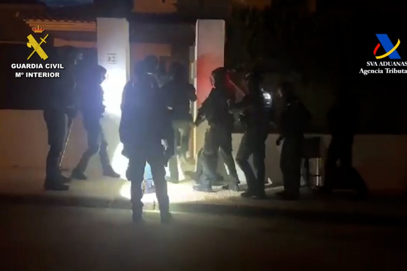 Dispositivo de entrada y registro en el que han colaborado distintas unidades de la Guardia Civil de Alicante y Murcia junto a agentes del Servicio de Vigilancia Aduanera de la Agencia Tributaria Dispositivo de entrada y registro en el que han colaborado distintas unidades de la Guardia Civil de Alicante y Murcia junto a agentes del Servicio de Vigilancia Aduanera de la Agencia Tributaria