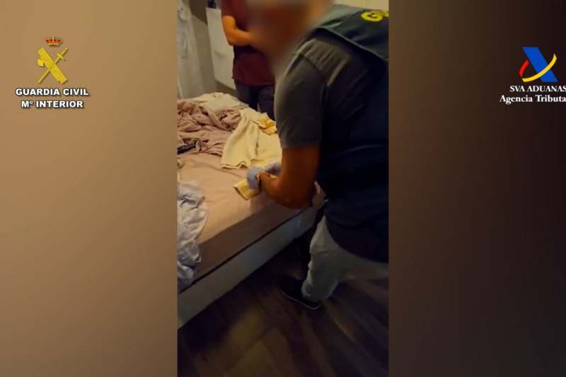 Registro en el que han colaborado distintas unidades de la Guardia Civil de Alicante y Murcia junto a agentes del Servicio de Vigilancia Aduanera de la Agencia Tributaria Registro en el que han colaborado distintas unidades de la Guardia Civil de Alicante y Murcia junto a agentes del Servicio de Vigilancia Aduanera de la Agencia Tributaria