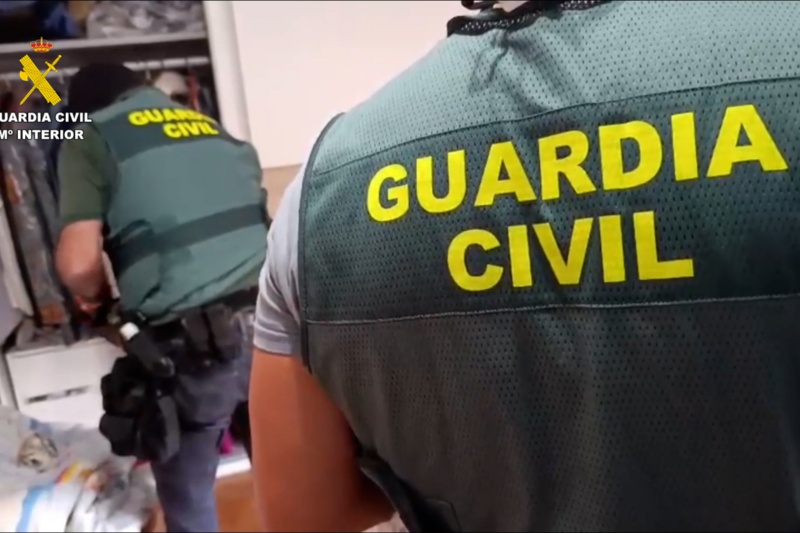 Agentes de la guardia civil en un registro domiciliario op. Trajano 23 Sorela Agentes de la guardia civil en un registro domiciliario op. Trajano 23 Sorela
