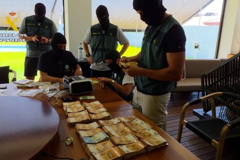 Agentes de la guardia civil durante el registro del domicilio de uno de los detenidos por blanqueo de dinero y haciendo recuento Agentes de la guardia civil durante el registro del domicilio de uno de los detenidos por blanqueo de dinero y haciendo recuento