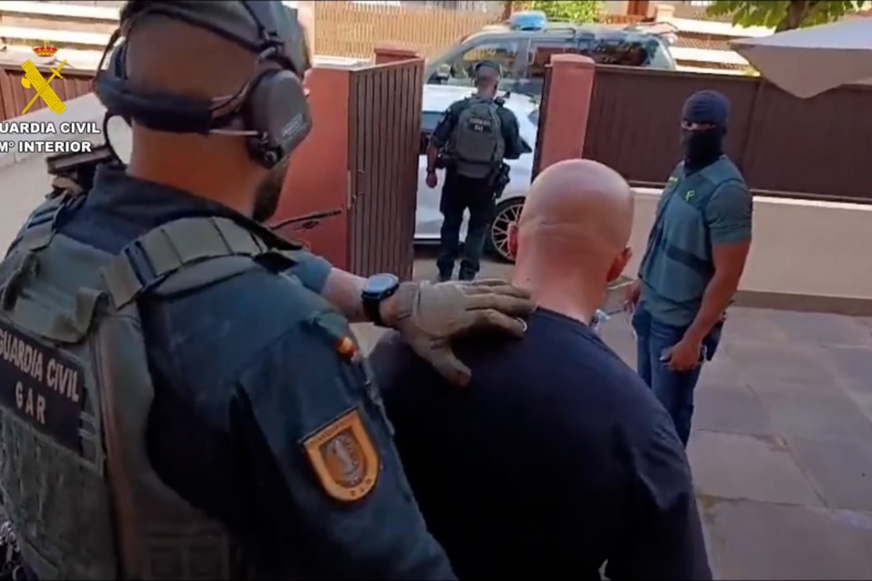 Agentes de la guardia civil acompañando a un detenido Agentes de la guardia civil acompañando a un detenido