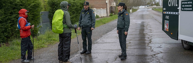 Una patrulla de la Guardia Civil atiende el requerimiento de una pareja de peregrinos