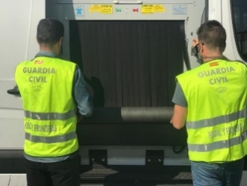 Dos guardias civiles del Servicio de Fiscal y Fronteras de la Guardia realizando un inspección
