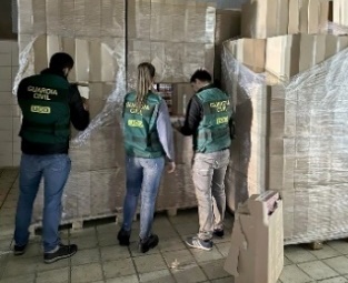 Guardias civiles realizando una inspección de mercancias