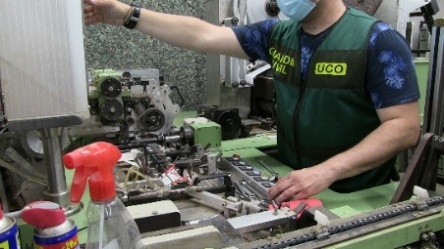 Guardia civil realizando la manipulación de los objetos de una investigación