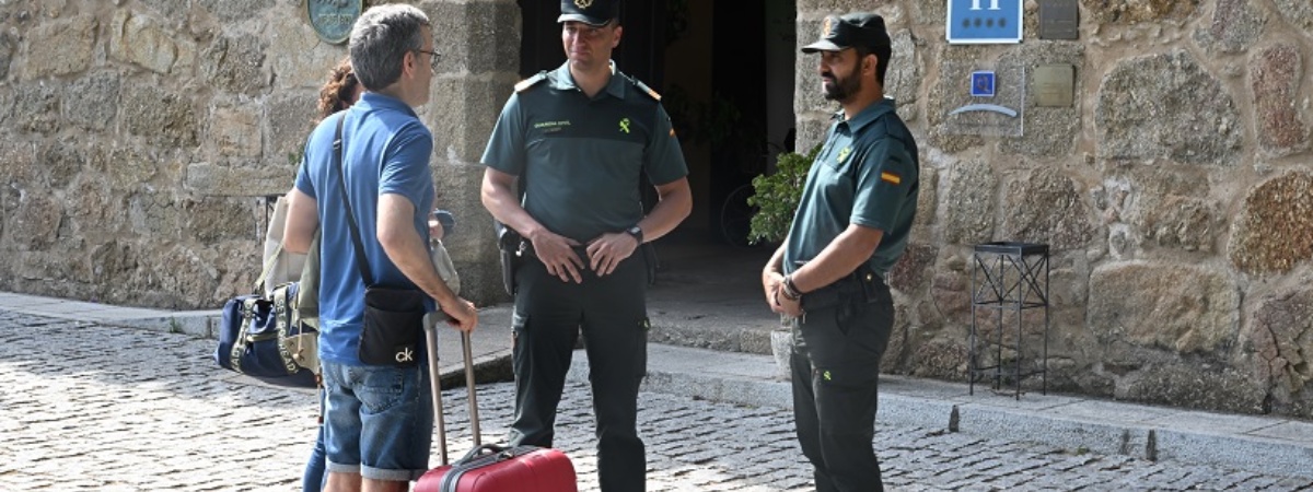 Una patrulla de Seguridad Ciudadana de la Guardia Civil conversas con una pareja de turistas.