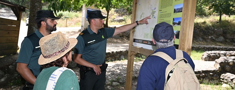 Una patrulla de la Guardia Civil informa de la ubicación de un lugar  a unos ciudadanos