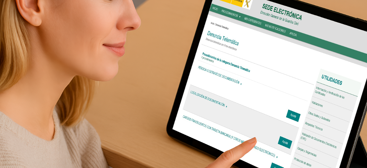 Una mujer maneja la pantalla de una tablet en la que se observa la Sede Electrónica de la Guardia Civil