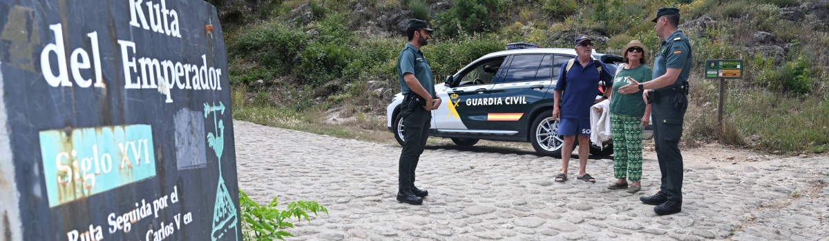 Una patrulla con unos turistas en un ruta senderista