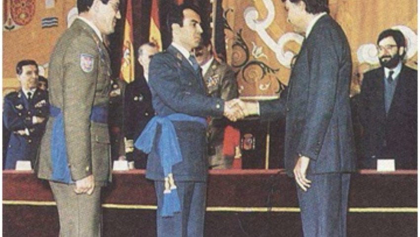 3 de marzo de 1986. Imposición de fajas a los primeros oficiales de la Guardia Civil Diplomados de Estado Mayor
