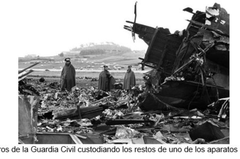 Miembros de la Guardia Civil custodiando los restos de uno de los aparatos (1977).