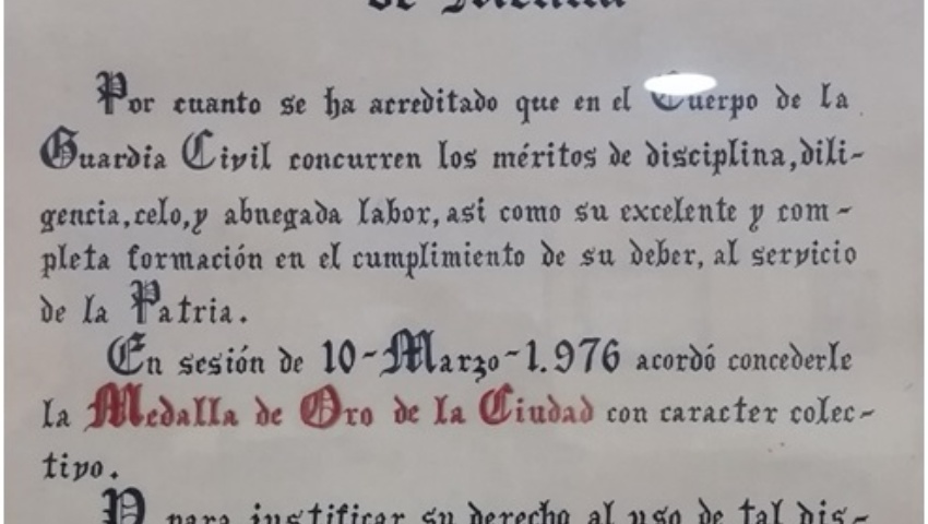 20 de abril de 1977. Entrega de la medalla de oro del ayuntamiento a la Comandancia de Melilla