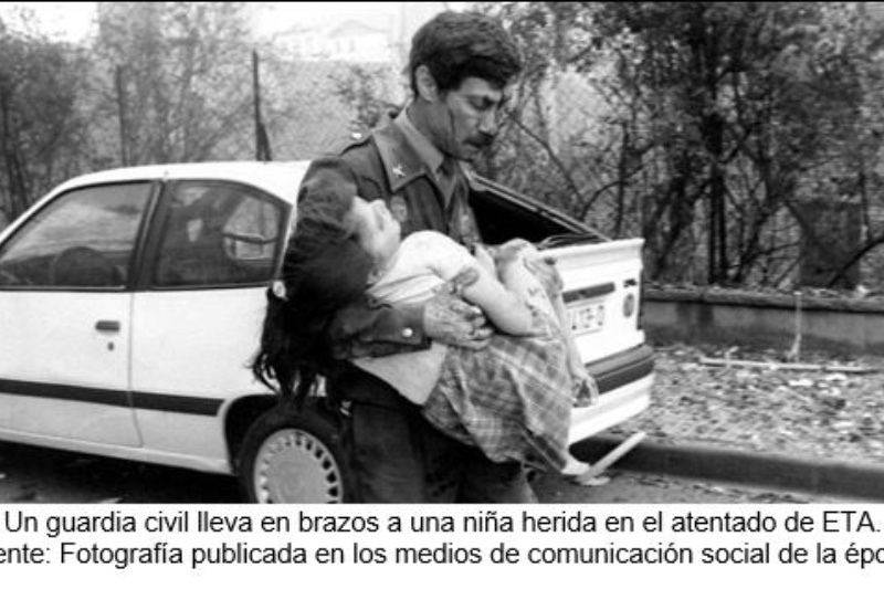 Un guardia civil lleva en brazos a una niña herida en el atentado de ETA. Fuente: Fotografía publicada en los medios de comunicación social de la época.