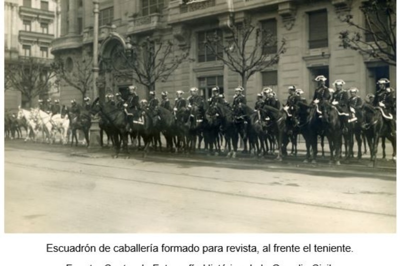 Escuadrón de caballería formado para revista, al frente el teniente. Fuente: Centro de Fotografía Histórica de la Guardia Civil.