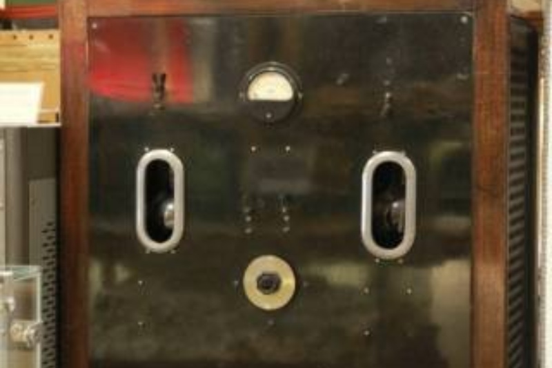 Primera emisora radiotelegráfica diseñada y construida por el capitán José Blanco Novo en 1927 expuesta en el Museo de la Guardia Civil (Madrid, 2024). Fuente: Gabinete Técnico. Guardia Civil.