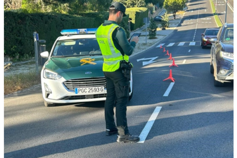 Componente de Guardia Civil del Puesto Principal de Las Rozas utilizando el sistema SIGO-movilidad (Madrid, 2024). Fuente: Comandancia de Madrid. Guardia Civil.