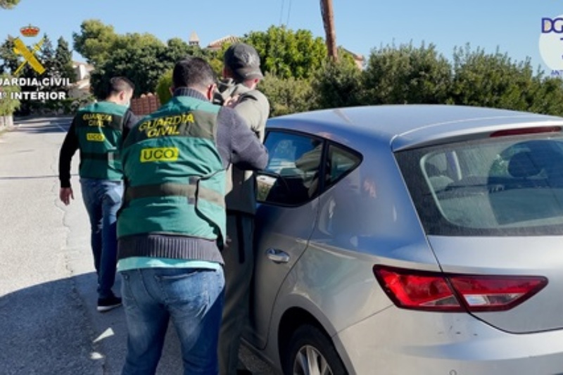 Condecoración tras la entrega de una persona requisitoriada