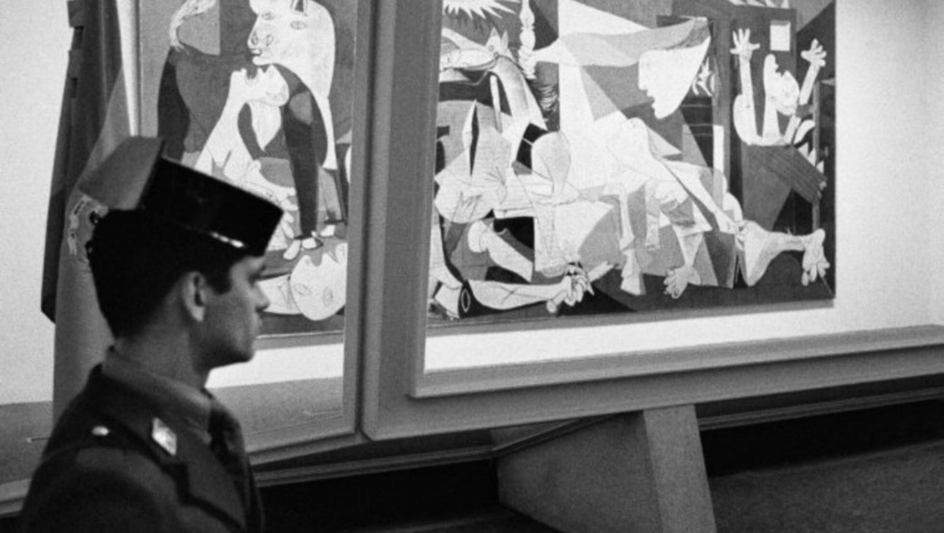 10 de septiembre de 1981. Escolta del Guernica tras su llegada al aeropuerto de Barajas