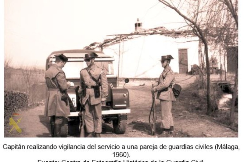 Capitán realizando vigilancia del servicio a una pareja de guardias civiles (Málaga, 1960). Fuente: Centro de Fotografía Histórica de la Guardia Civil.