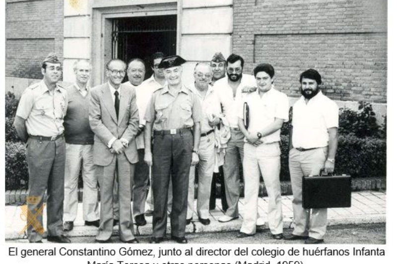El general Constantino Gómez, junto al director del colegio de huérfanos Infanta María Teresa y otras personas (Madrid, 1959). Fuente: Centro de Fotografía Histórica de la Guardia Civil.