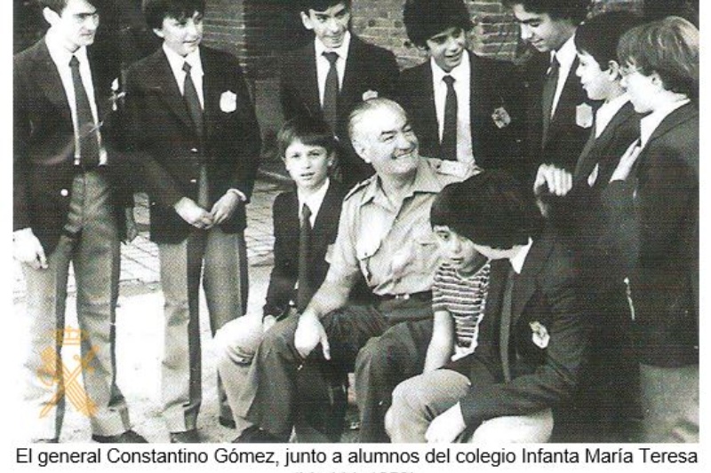 El general Constantino Gómez, junto a alumnos del colegio Infanta María Teresa (Madrid, 1959). Fuente: Centro de Fotografía Histórica de la Guardia Civil.