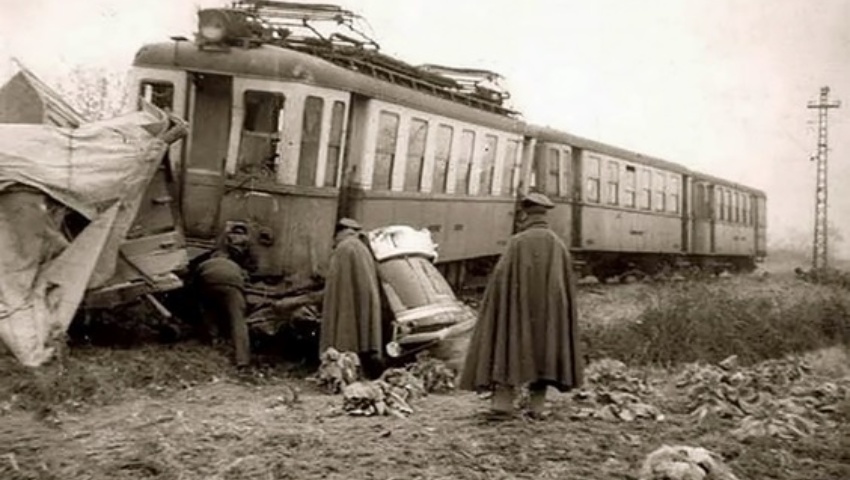 10 de febrero de 1965. Miembros de la Guardia Civil prestan auxilio en el incendio de un tren en Grisén